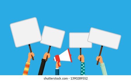 manos sosteniendo pancartas de protesta y megáfono. multitud de manifestantes aislados en ilustración vectorial de fondo azul.