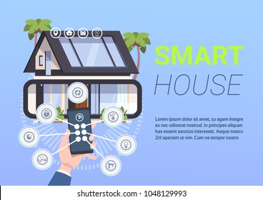 Teléfono inteligente con manos con el concepto de tecnología de administración del hogar inteligente para aplicaciones de control