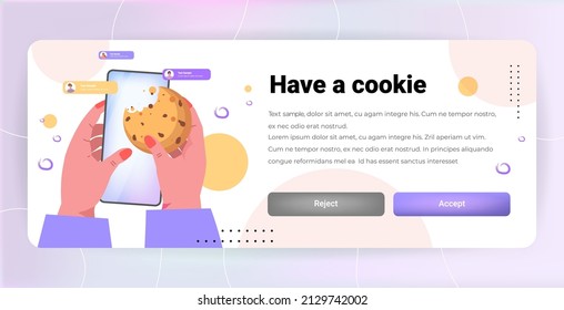 Hände, die Smartphone-und Cookie-Schutz persönliche Informationen Internet-Pop-up verwenden wir Cookies Richtlinie Benachrichtigung