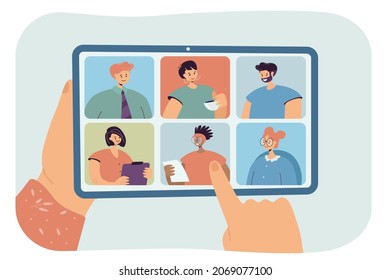 Manos sosteniendo la tableta con videollamada grupal en la pantalla. Amigos o colegas que tienen conferencia virtual, comunidad de trabajo e ilustración vectorial plana. Comunicación, trabajo en equipo, concepto de tecnología