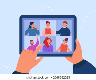 Hände, die Tablette mit Video-nennen flache Vektorgrafik. Digitales Gerät mit Online-Gruppenkonferenz oder Remote-Sitzung von Kollegen. Soziale Medien, Kommunikation, Technologie, Vektorgrafik