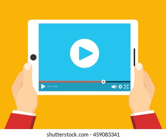 Manos sujetando la tableta con el reproductor de vídeo en la pantalla. Ilustración plana vectorial.