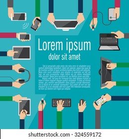 Manos con varios dispositivos de alta tecnología. Ilustración vectorial de diseño plano de las manos que poseen equipos de computadora y comunicación. .Concepto que ilustra la reunión de negocios.