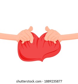 Las manos sostienen una almohada en forma de corazón, un regalo para el Día de San Valentín.