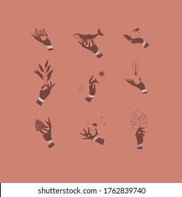 Etiquetas de mano con brazaletes, anillos con símbolos decorativos de estilo minimalista dibujando sobre coral