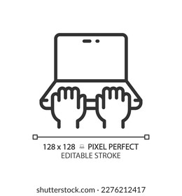 Manos con icono lineal perfecto para píxel portátil. Persona trabajando en un ordenador portátil. Escribir en el teclado. Ilustración de línea delgada. Símbolo de contorno. Dibujo del contorno del vector. Trazo editable