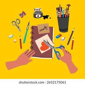 Mãos fazendo arte scrapbook. Cena de hobby artesanal criativo com ferramentas feitas à mão, recortes de papel e suprimentos de desenho