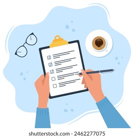 Las manos sobre la mesa. Un hombre de negocios escribe un Plan de proyecto, Portapapeles con lista de verificación y café