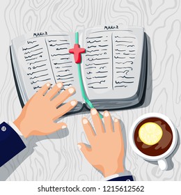 Manos en una mesa y la Biblia abierta, leyendo una ilustración de stock