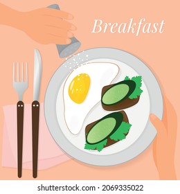 in den Händen eines Tellers mit Frühstück mit Ei, Gurken, Kräuter und Brot Toast.Salz das Ei. Da ist ein Messer und eine Gabel auf dem Tisch, Servietten. Cute Vektorgrafik von Essen in einem flachen Stil.