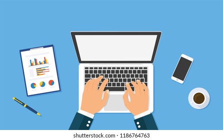 Manos escribiendo texto en el teclado del portátil. Vista superior - vector de stock.