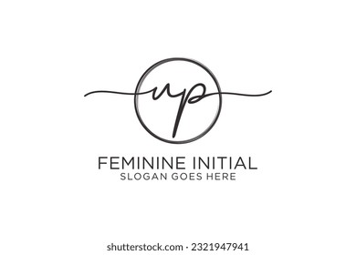 Logo de escritura a mano UP con el logotipo del vector de plantilla de círculo de la firma inicial, boda, moda, floral y botánica con plantilla creativa.