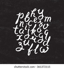 Fuente vectorial del alfabeto escrito a mano. Letras de escritura de pincel dibujadas a mano sobre fondo de lienzo negro. Tipografía de grabado vectorial de material