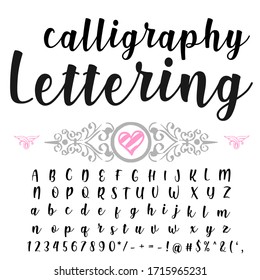 Fuentes y alfabetos manuscritos, caracteres caligráficos, números e ilustraciones vectoriales antiguas denominadas letras caligráficas