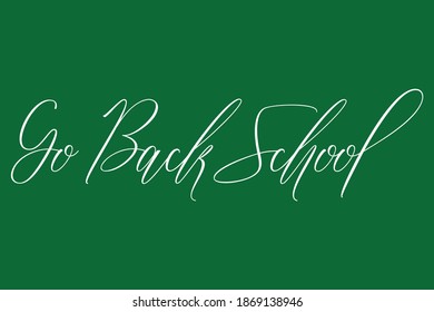 Handgeschriebene Typografie-Phrase " Go Back School " auf grünem Hintergrund