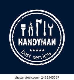 Handyman.  Qualitativ hochwertiges Service-Logo, dunkelblauer Hintergrund. Stempelkautschuk-Umlaufgerüst mit handwerklichem Service mit Reparaturwerkzeugen. Handyman-Service für Ihr Web-Site-Design, App, UI.  EPS10.  