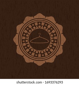 Icono de percha dentro del emblema de madera estilo retro
