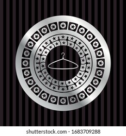 icono del colgador dentro de una insignia silenciosamente brillante