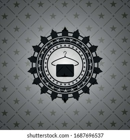 colgar con un icono de toalla dentro de una placa o emblema oscuro