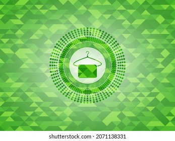 colgar con un icono de toalla dentro de un emblema de mosaico verde realista. 