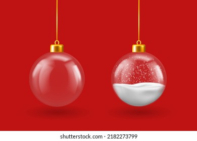 Hängende Weihnachtsbälle transparent und mit Schnee innen, Vektorgrafik realistisch 3D. Weihnachts- und Neujahrskarten-Dekoration, Bauble-Ferienkugel auf rotem Hintergrund