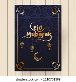 Luna creciente colgante y elementos florales decorados elegante texto brillante Eid Mubarak sobre fondo de patrón geométrico árabe. Diseño de tarjetas de felicitación en madera.