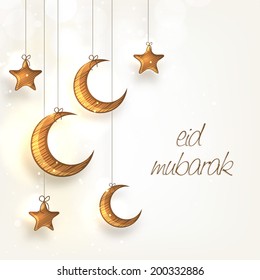 Colgando lunas y estrellas doradas para las celebraciones del festival Eid Mubarak. 