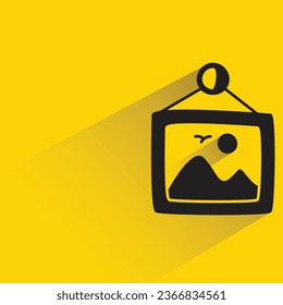 marco de imagen colgante con sombra sobre fondo amarillo
