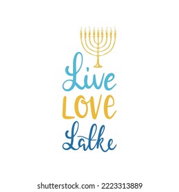 Live Love Latke traducido en panqueque de papa en inglés, letras a mano, ilustración dibujada en Menorah, símbolo de festividad judía en vector