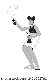 Mujer afroamericana feliz con los suministros de limpieza blanco y negro 2D línea personaje de dibujos animados. Mujer negra que lava el Vector aislado de la persona. Ilustración monocromática de mancha plana de limpieza