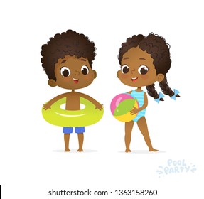 Niños afroamericanos felices en la piscina. Chico y chica en traje de baño viajan al campamento acuático de verano. Amigo en Sea Beach. Ilustración de vectores planos de dibujos animados de la fiesta de historietas afro-infantil Relax.