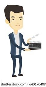 Feliz hombre asiático trabajando con una tabla de planchar. Hombre sonriente sostiene un tablero abierto. Hombre alegre sosteniendo un tablero de película en blanco. Ilustración de diseño plana vectorial aislada en fondo blanco.