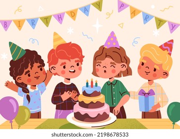 Feliz cumpleaños. Niños y niñas sonrientes en la preescolar felicitan a sus amigos por el aniversario y dan regalos. El niño sopla velas en torta de cumpleaños y hace el deseo. Dibujo vectorial plano de dibujos animados