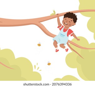Fröhlicher Junge, der auf dem Baum-Zweig hing, der Spaß hat, die Sommer-Vektorgrafik