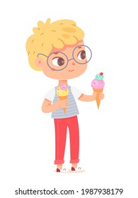 Niño feliz de pie con dos helados en las manos. Joven niño sonriente con gafas. Emoción positiva e ilustración vectorial divertida. Pequeño y alegre chico con fondo blanco.