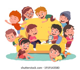 Niños felices, niñas grupan jugando alrededor del sofá haciendo una fiesta en casa juntos. Muchos niños se sientan, charlan, ríen, se mueven, hablan, socializan. Comunicación de kindergarten divertida ilustración de vector plano