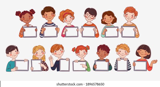 Niños y niñas felices mostrando la pantalla de tableta digital en blanco. Niños cortos usando tablets. Volver al concepto de vector escolar