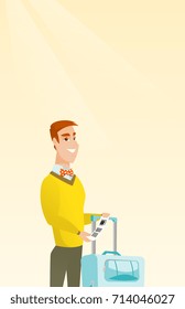 Passageiro feliz da classe executiva de pé perto da mala e segurando etiqueta de bagagem prioritária. Jovem sorridente homem de negócios caucasiano mostrando etiqueta de seguro de viagem. Ilustração de desenho animado vetorial. Layout vertical.