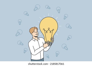 Feliz hombre de negocios portando bombilla de luz entusiasmado con ideas creativas de negocios. Un trabajador sonriente genera un proyecto innovador. Concepto de innovación. Ilustración vectorial. 