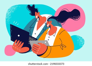 Felices empresarios cooperan trabajando juntos en aparatos en el cargo. Una torrente de ideas de colegas sonrientes colaboran en dispositivos. Concepto de trabajo en equipo. Ilustración vectorial. 