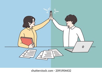 Feliz gente de negocios le da a los cinco mejores celebraciones el éxito compartido cooperando en la computadora en el cargo. Sonrientes de diversos socios de negocios ganan o celebran la victoria. Concepto de trabajo en equipo. Ilustración vectorial. 