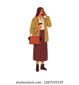 Feliz mujer de negocios hablando durante una llamada de negocios, de pie con una taza de café para llevar. Mujer moderna y elegante, empresaria. Ilustración vectorial gráfica plana aislada en fondo blanco