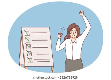 Feliz triunfo de la mujer de negocios con las tareas empresariales. Una trabajadora sonriente completa la lista. Gestión y organización de horarios y horarios. Planificador. Ilustración vectorial.