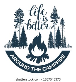 Feliz camper. Fuego en el bosque. La vida caligráfica, con letras, es mejor alrededor de una fogata.  Diseño tipográfico vintage para camisetas o impresiones, estampado o logotipo turístico. Ilustración vectorial.