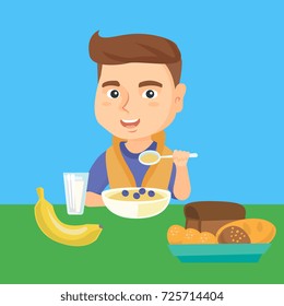 Happy Kaukasier Junge sitzend am Tisch mit Schüssel Haferbrei, Brot, Banane und Glas Milch. Kleiner Junge, der zum Frühstück einen Haferbrei mit Heidelbeeren isst. Vektorgrafik-Illustration. Quadratisches Layout.
