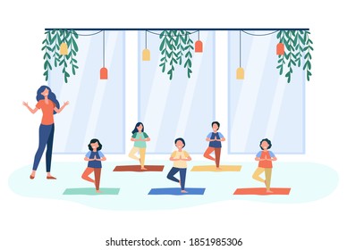Niños felices practicando yoga en clase con el profesor, parados en tapete de árbol y sonriendo. Ilustración vectorial para los niños en el gimnasio, actividad, concepto de estilo de vida activo