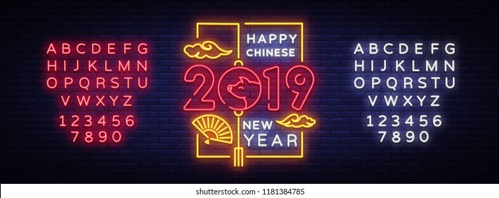 Feliz Ano Novo Chinês 2019 ano do cartão de porco em estilo neon. Template de design de Ano Novo chinês, signo do zodíaco para cartão de saudações, panfletos, convite, cartazes. Vetor. Edição do sinal de néon de texto