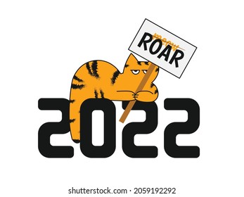Alles Gute zum chinesischen Neujahr 2022. Cartoon süße Katze, die auf 2022 Wörtern liegt und das Schild Roar hält, imitiert einen Tiger. Tiger ist Zodiac Symbol für 2022 Neujahr. EPS-Vektorgrafik.