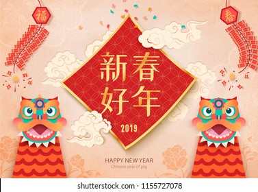 Feliz Año Nuevo chino en palabras chinas sobre copas de primavera con adorables bailes de león y petardos elementos