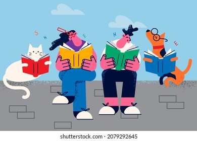 Una pareja feliz con un gato y un perro se relaja leyendo libros. Un hombre y una mujer sonrientes con animales domésticos se divierten con la literatura el fin de semana de ocio. Concepto de afición. Ilustración vectorial. 